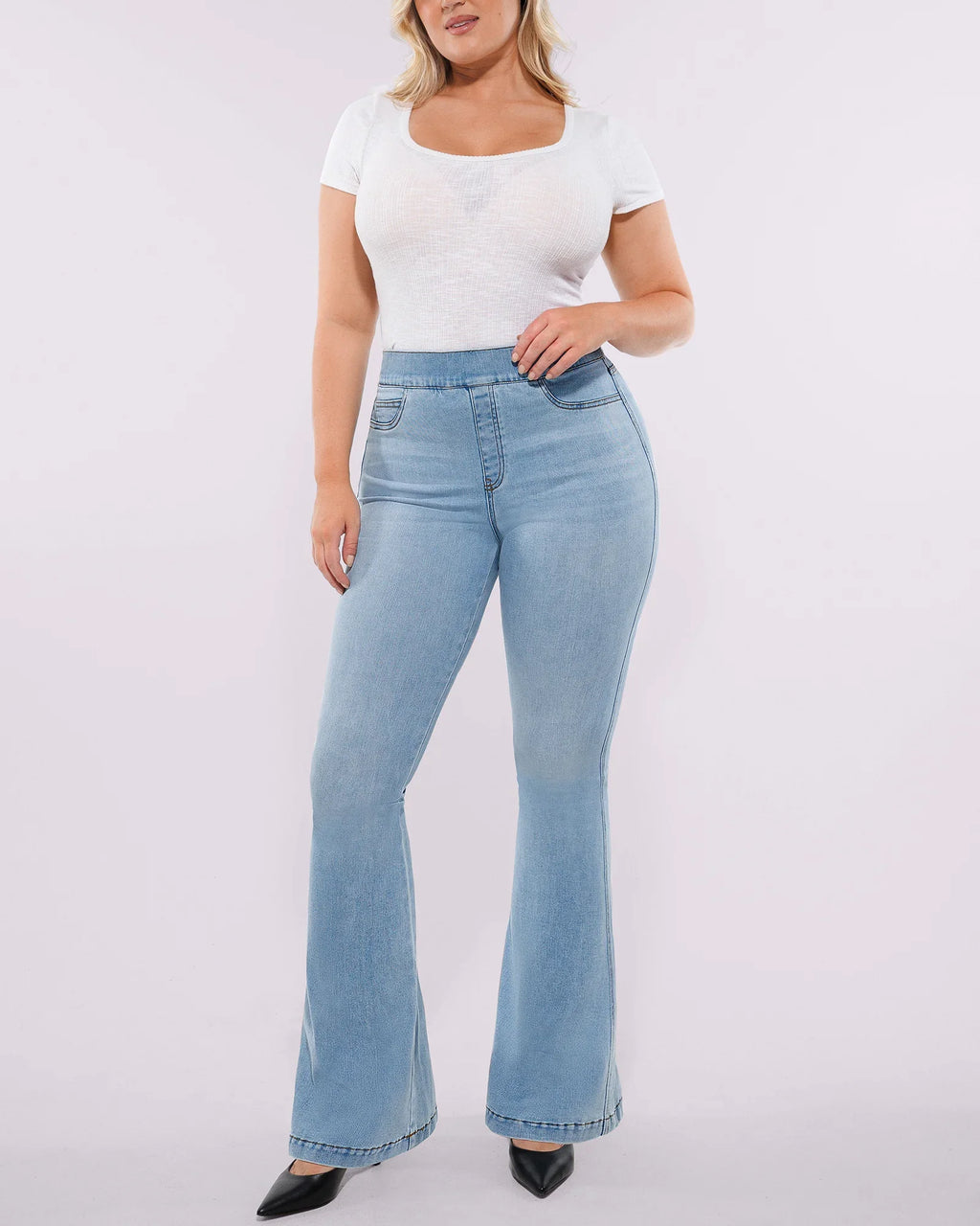 PureForm AeroSlim High-Waist-Flare-Jeans mit Hüft-Polstern — AiroFlex™