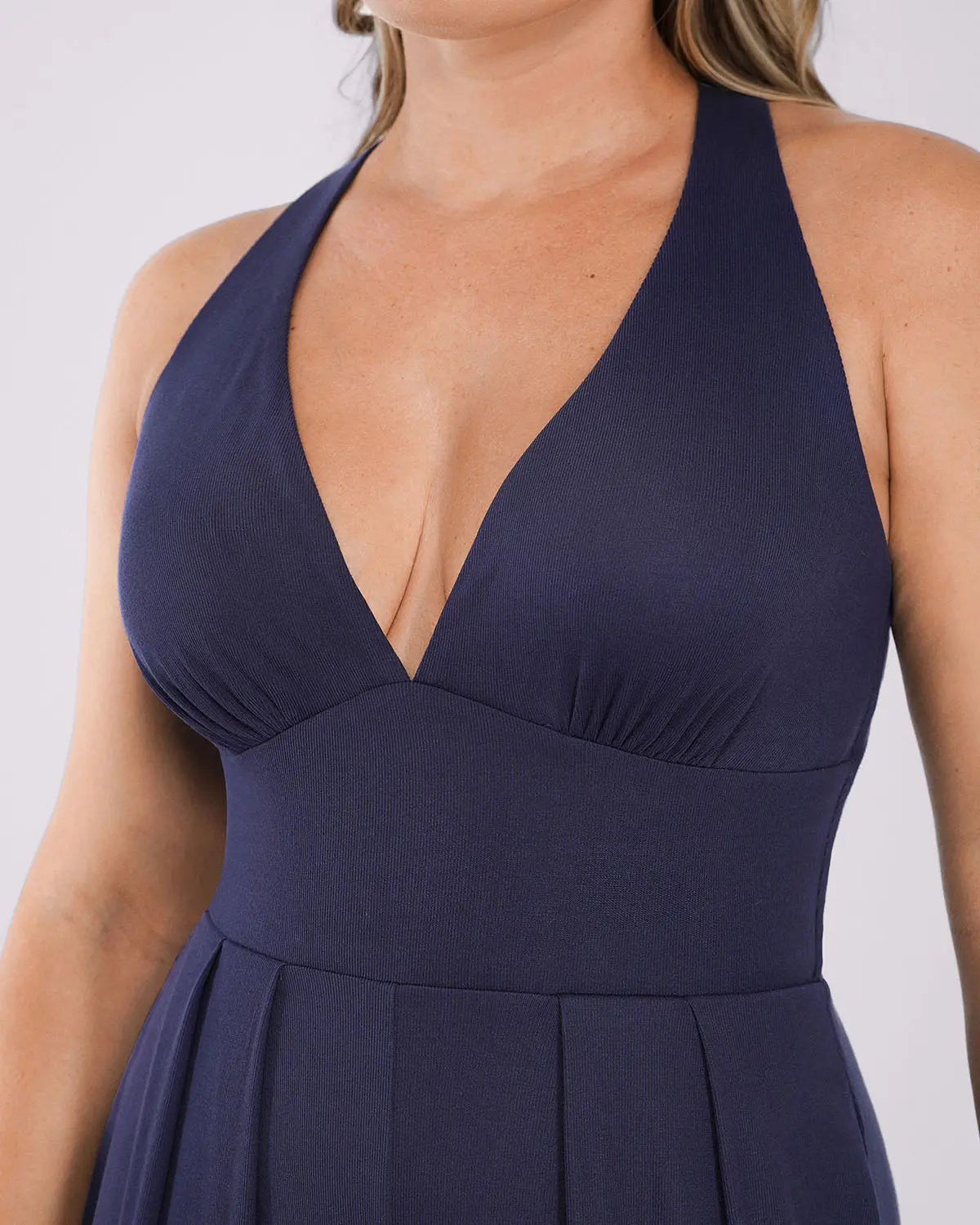 PureForm AeroSlim Jumpsuit mit tiefem Ausschnitt und integriertem Shaping — CoreFlex™