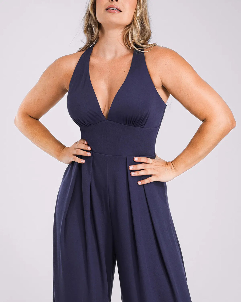 PureForm AeroSlim Jumpsuit mit tiefem Ausschnitt und integriertem Shaping — CoreFlex™
