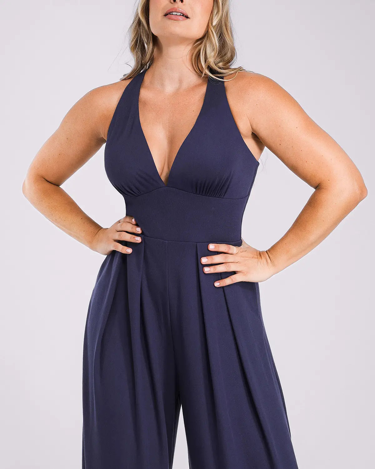 PureForm AeroSlim Jumpsuit mit tiefem Ausschnitt und integriertem Shaping — CoreFlex™